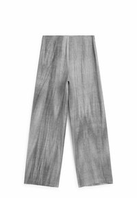 Szare spodnie o szerokich nogawkach, wykonane z fakturowanej tkaniny z pionowymi liniami. Posiadają wysoki stan i luźny krój. Brak widocznych zapięć.