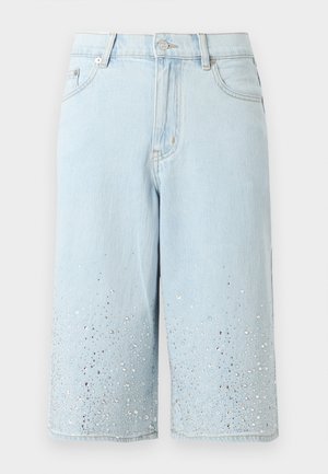 Lyseblå denimshorts med høy midje, frontknapp og spredte små hvite og sølvfargede pynteelementer langs nedre halvdel.