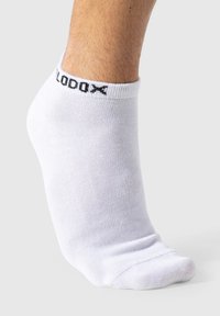 Calcetín blanco hasta el tobillo hecho de una mezcla de algodón. Cuenta con un puño acanalado con el logo negro "LODAX", textura suave y diseño ajustado.