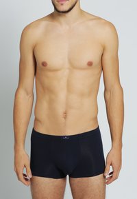 Schwarze, figurbetonte Boxershorts aus weichem Baumwollmix, mit einer glatten Textur und einem Logo-Bund. Verfügt über ein konturiertes Pouch-Design.