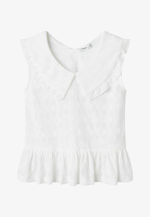 Blusa sin mangas blanca con un patrón floral texturizado, cuello con volantes y dobladillo en peplum. Tejido ligero, ideal para el clima cálido.