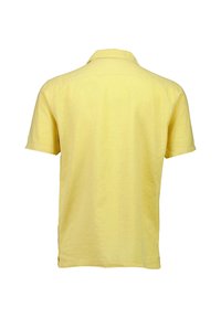Polo shirt gialla a maniche corte, realizzata in un tessuto leggero, con colletto e vestibilità comoda. La vista posteriore mostra un design semplice.