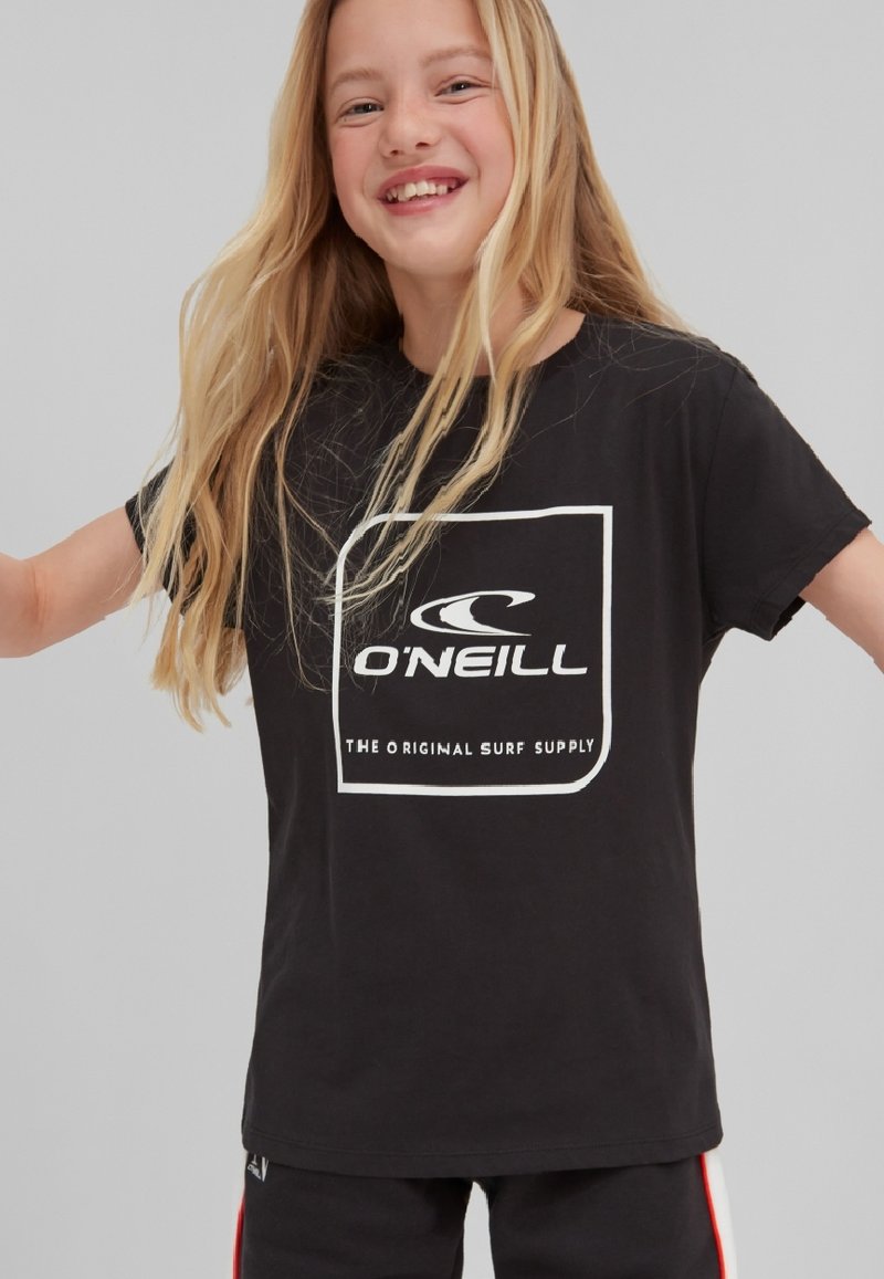 Zwarte katoenen t-shirt met korte mouwen. Bevat een wit O'Neill-logo en tekst in een rechthoekig ontwerp. Zachte textuur, klassieke pasvorm.