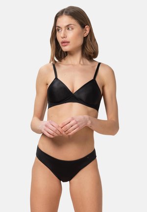 Schwarzes Dessous-Set aus glattem, mattem Stoff. Der BH hat eine dreieckige Form mit dünnen Trägern, kombiniert mit passenden, tief sitzenden Slips.