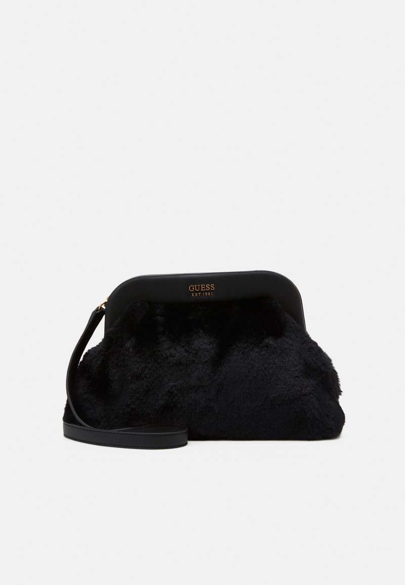 Borsa in finta pelliccia nera con rifiniture in pelle nera liscia, un dettaglio logo dorato sulla parte superiore e una tracolla removibile. Forma compatta e arrotondata.