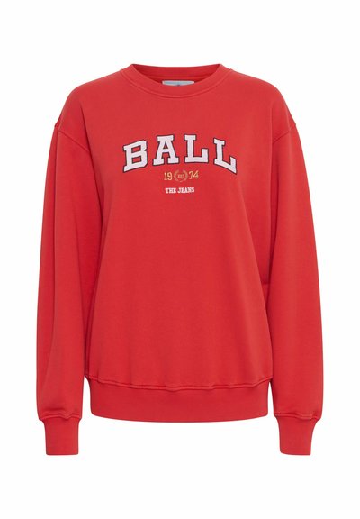 Rød sweatshirt lavet af bomuld med lange ærmer, ribbede manchetter og kant, med hvid broderet tekst "BALL 1974 THE JEANS" på fronten.
