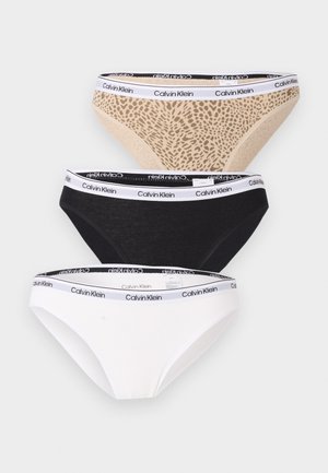 Tri dámske bikiny Calvin Klein v leopardom vzore, čiernej a bielej farbe, každé s bielym pásom so značkou.