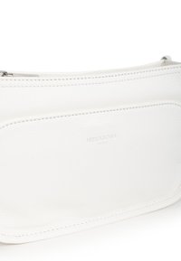 Borsa a tracolla in pelle bianca con texture liscia, marchio discreto "HEXAGONA PARIS" e chiusura con zip. Presenta linee pulite e un design minimalista.