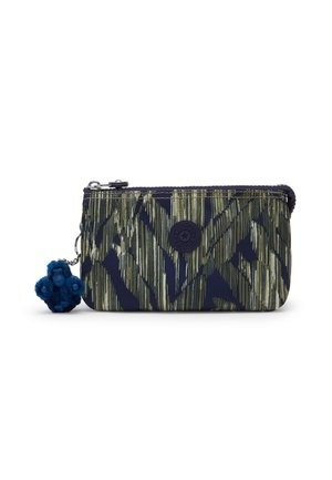 Kleine rechteckige Reißverschlusstasche mit grün-schwarzem abstraktem Muster und kleinem blauem Affen-Schlüsselanhänger am Reißverschluss.