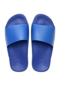 Zilas plastmasas čības ar plašu siksnu un teksturētu zolīti. Zoles ir gludas, un dizainā ir redzams logo sānos.