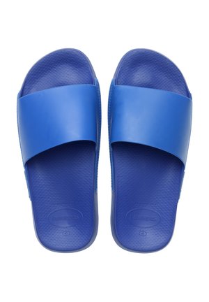 Infradito di plastica blu con una fascia larga e una suola testurizzata. Le suole sono lisce e il design presenta un logo sul lato.