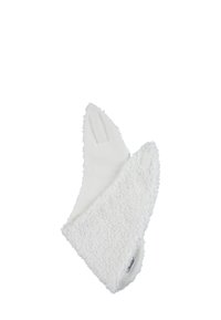 Weiße, flauschige Handschuhe mit ohrförmigen Spitzen, aus weichem, strukturiertem Material, mit einer genähten Kante und einem kleinen Etikett auf einer Seite.