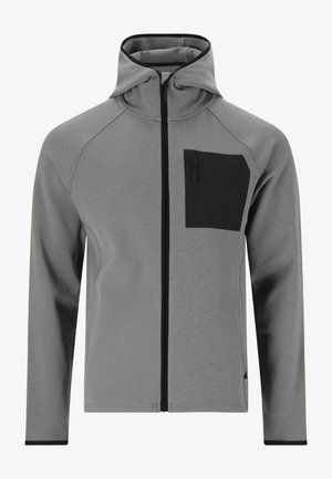 Harmaa vetoketjuhuppari, jossa on musta rintatasku, teksturoitu kangas, pehmeä pinta, hupullinen muotoilu ja kontrastiväriset mustat yksityiskohdat hihoissa ja vetoketjuissa.