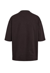 T-shirt marrone scuro a maniche corte con vestibilità ampia, scollo tondo e tessuto morbido. Realizzazione senza cuciture visibili e senza logo o decorazioni.