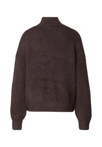 Donkerbruine gebreide trui met een hoge kraag, oversized mouwen en een geribbelde textuur. Eenvoudig ontwerp zonder zichtbare hardware of accenten.