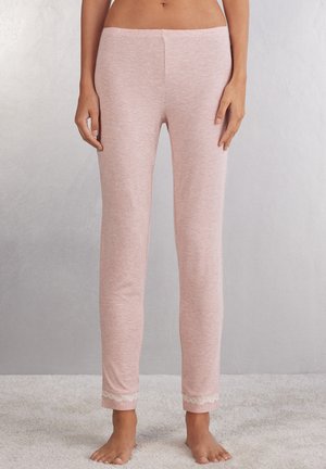 Lichtroze pyjamabroekjes van zachte stof, met een aansluitende pasvorm en kantafwerking aan de onderkant, met een gladde textuur over het geheel.