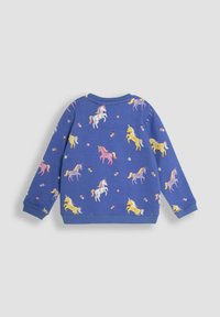 Blauwe trui met eenhoornpatronen in roze, geel en paars, met een ronde hals en geribde manchetten. Zachte textuur en casual ontwerp.