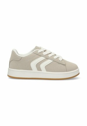 Zapatilla beige con acentos blancos, punta redonda, cierre con cordones y material texturizado gris. Cuenta con una suela de goma para mayor tracción.