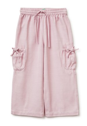 Pantalon large rose clair avec taille élastique, cordon de serrage et poches avant nouées avec des nœuds de chaque côté.