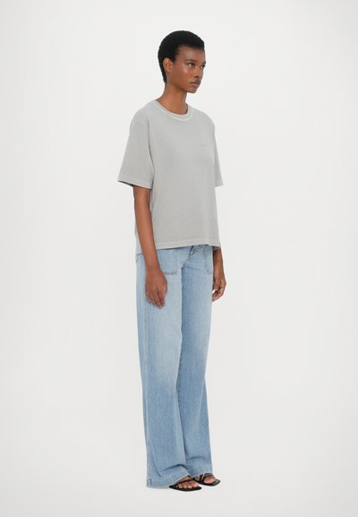 CLOSED RELAXED - Pamata T-krekls - mud grey