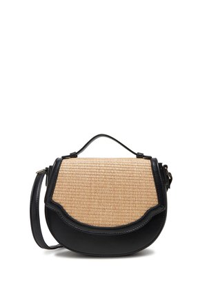 Lille crossbodytaske med vævet beige frontpanel, sort læderkant, topgreb og justerbar skulderrem.