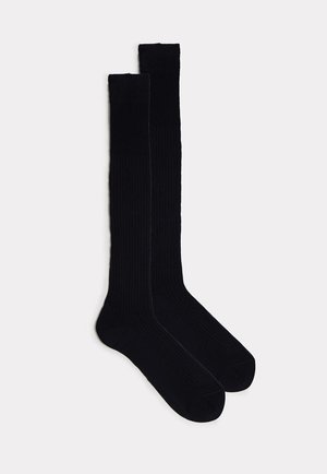 Schwarze knielange Socken aus geripptem Material. Glatte Textur mit verstärktem Zehen- und Bündchendesign für zusätzliche Haltbarkeit.
