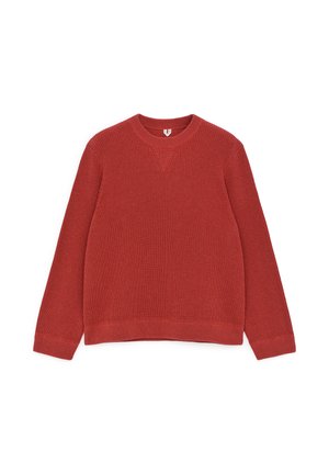 Trui met lange mouwen van geribbelde stof in roestrood, met een ronde hals en een V-vormig stikdetail aan de voorkant van de kraag.