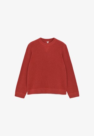 Pull en maille côtelée à manches longues de couleur rouille, avec col rond et détail de couture en forme de V au niveau du col avant.