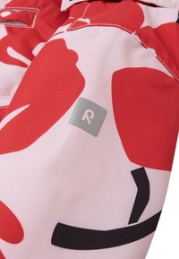 Rood en roze gestreepte stof met grote bloemvormen en een gladde textuur; bevat een klein grijs logopatch.