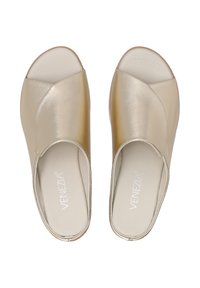 Gouden metallic instapschoenen met een overlapontwerp, open teen, gladde leren textuur en gevoerde zolen. MerklLogo zichtbaar aan de binnenkant.