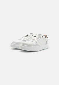 Zapatillas blancas de cuero texturizado y gamuza, de perfil bajo, puntera redonda, suela plana de goma y acentos en negro contrastantes en la lengua y el talón.