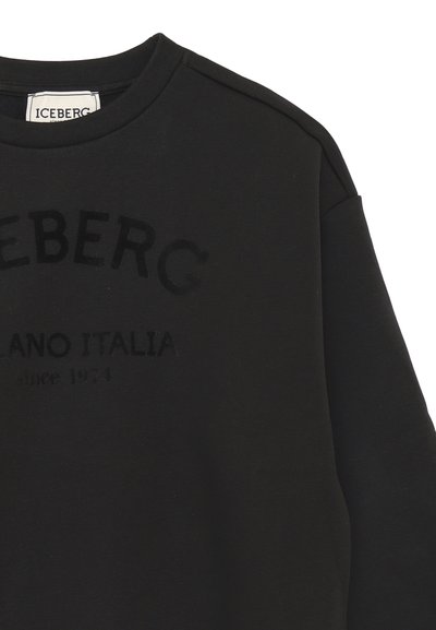 Felpa nera realizzata in un tessuto dalla consistenza morbida, con un collo rotondo e un design del logo in rilievo al centro.