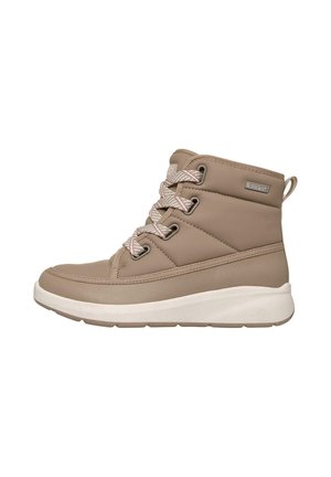 Bota de sneaker alta beige con tobillo acolchado, cordones blancos con patrón, suela blanca texturizada y tirador de tela en el talón.