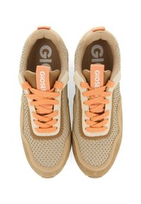 Zapatillas de malla beige con cordones y acentos naranjas. Suave ante en la punta y el talón, con un interior acolchado que incluye un detalle de logo.