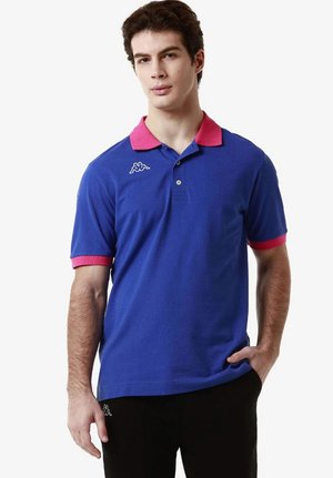 Polo a maniche corte in cotone blu con colletto e polsini rosa, caratterizzato da un logo sul petto.