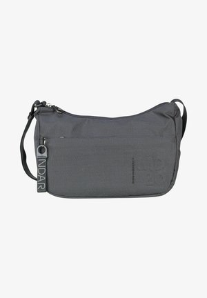 Graue Stoff-Schultertasche mit glatter Textur, Reißverschluss, Seitentasche und auffälligem Logodetail. Runde Form und verstellbarer Träger.