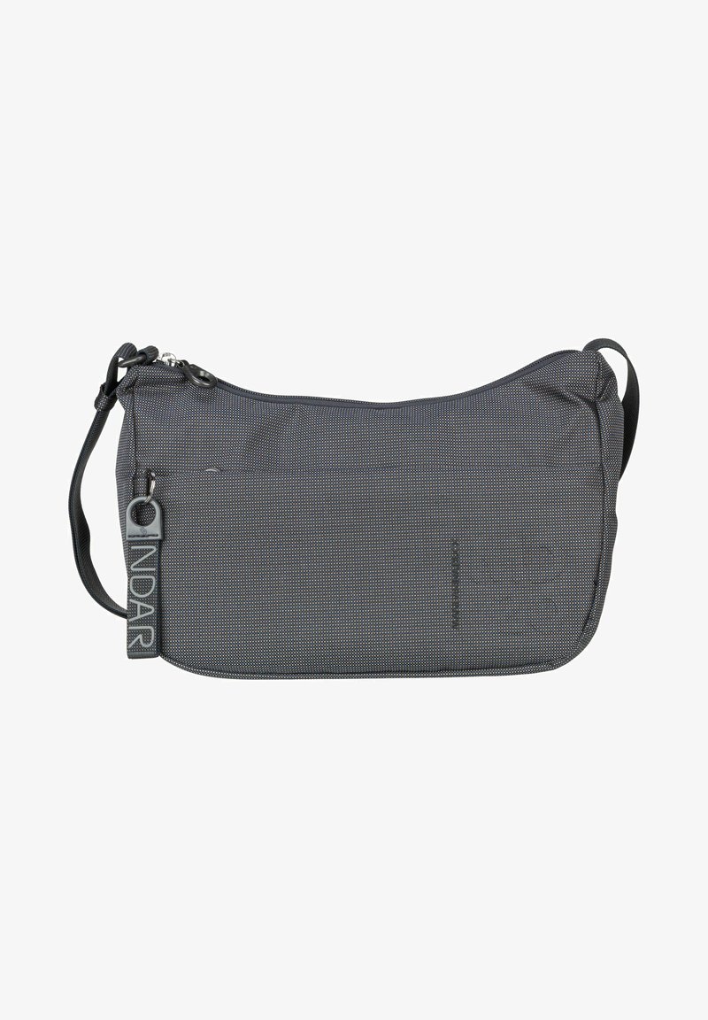 Borsa a spalla in tessuto grigio con una texture liscia, chiusura con zip, tasca laterale e dettaglio del logo in evidenza. Forma arrotondata e tracolla regolabile.