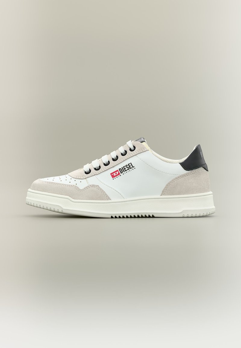 Λευκό και μπεζ χαμηλό παπούτσι με μαύρη πίσω ταμπέλα, λευκά κορδόνια, διάτρητη μύτη και κόκκινο λογότυπο Diesel στο πλάι.