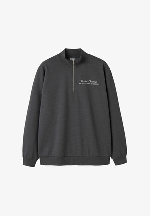 Pullover grigio scuro a maniche lunghe con zip a quartino e testo bianco "Porte d'Auteuil" con coordinate sul petto a sinistra.