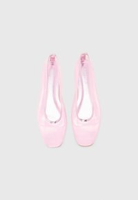 Sapatos de plataforma em satin rosa com bico arredondado e detalhes transparentes nas laterais. Textura suave e acabamento brilhante na palmilha.