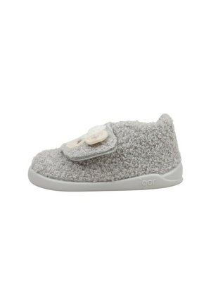 Zapatilla suave gris para niño pequeño con tela rizada, suela blanca y tira de velcro con dos pequeñas caras de osito de peluche.