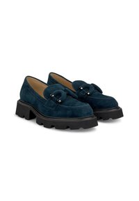 Mocassini in suede blu navy con suola in gomma nera spessa, dotati di un'elegante fibbia decorativa sulla tomaia e design a punta rotonda.