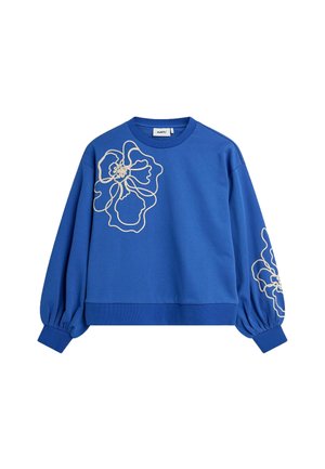 Niebieski sweter z długimi, bufkowymi rękawami i okrągłym dekoltem. Z przodu widnieje biały haft w kwiaty. Miękka tekstura materiału.