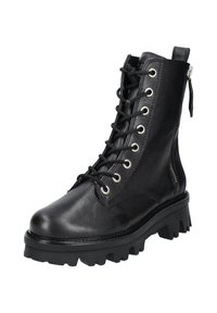 Černé kožené kotníkové boty se šněrováním vpředu, stříbrnými oky, bočním zipem a silnou drsnou gumovou podrážkou. Texturovaný povrch a robustní design.