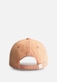 Bruine katoenen baseballpet, zes-panel ontwerp met een gebogen klep, verstelbare band aan de achterkant, voorzien van stiksels en ventilatiegaatjes.