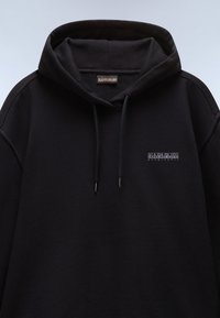 Zwarte hoodie gemaakt van zachte stof met een capuchon met trekkoord. Bevat een klein merklabel op de borst en heeft een relaxed fit.