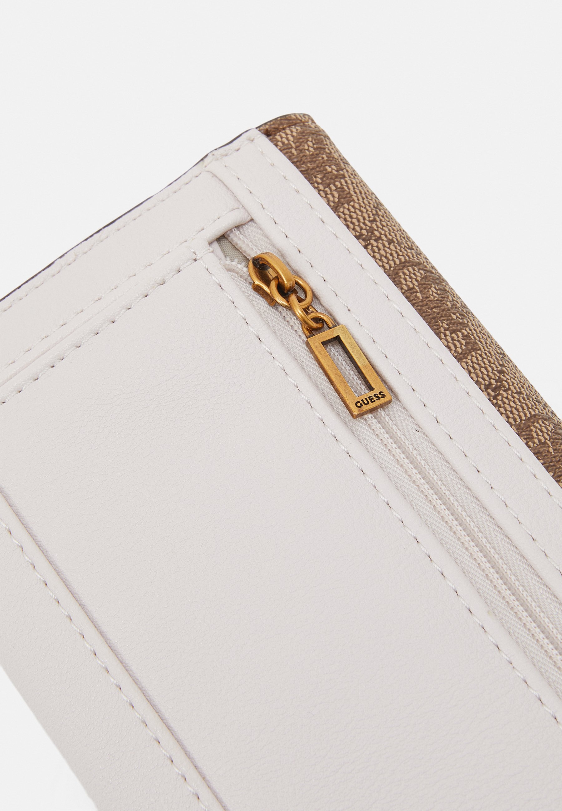 guess mika pocket trifold