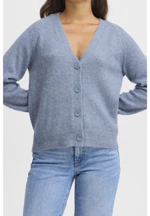 Cárdigan azul claro de mezcla de lana con escote en V, cinco botones en la parte delantera y mangas largas, con un acabado suave y texturizado.