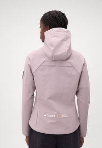 Adidas Terrex NATIONAL GEOGRAPHIC WOMEN SOFTSHELL JACKET - Casaco softshell - preloved fig