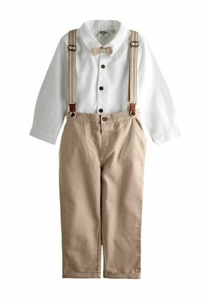 Biela košeľa s dlhými rukávmi a zapínaním na gombíky s béžovým motýlikom, béžové nohavice so zodpovedajúcimi traky pripevnenými gombíkmi.